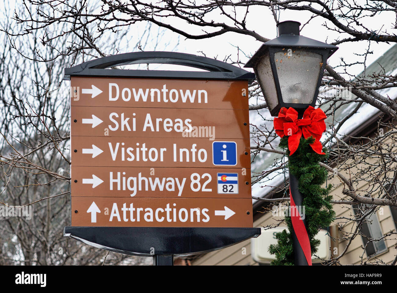 Cerca de un cartel informativo en Glenwood Springs, Colorado, junto a