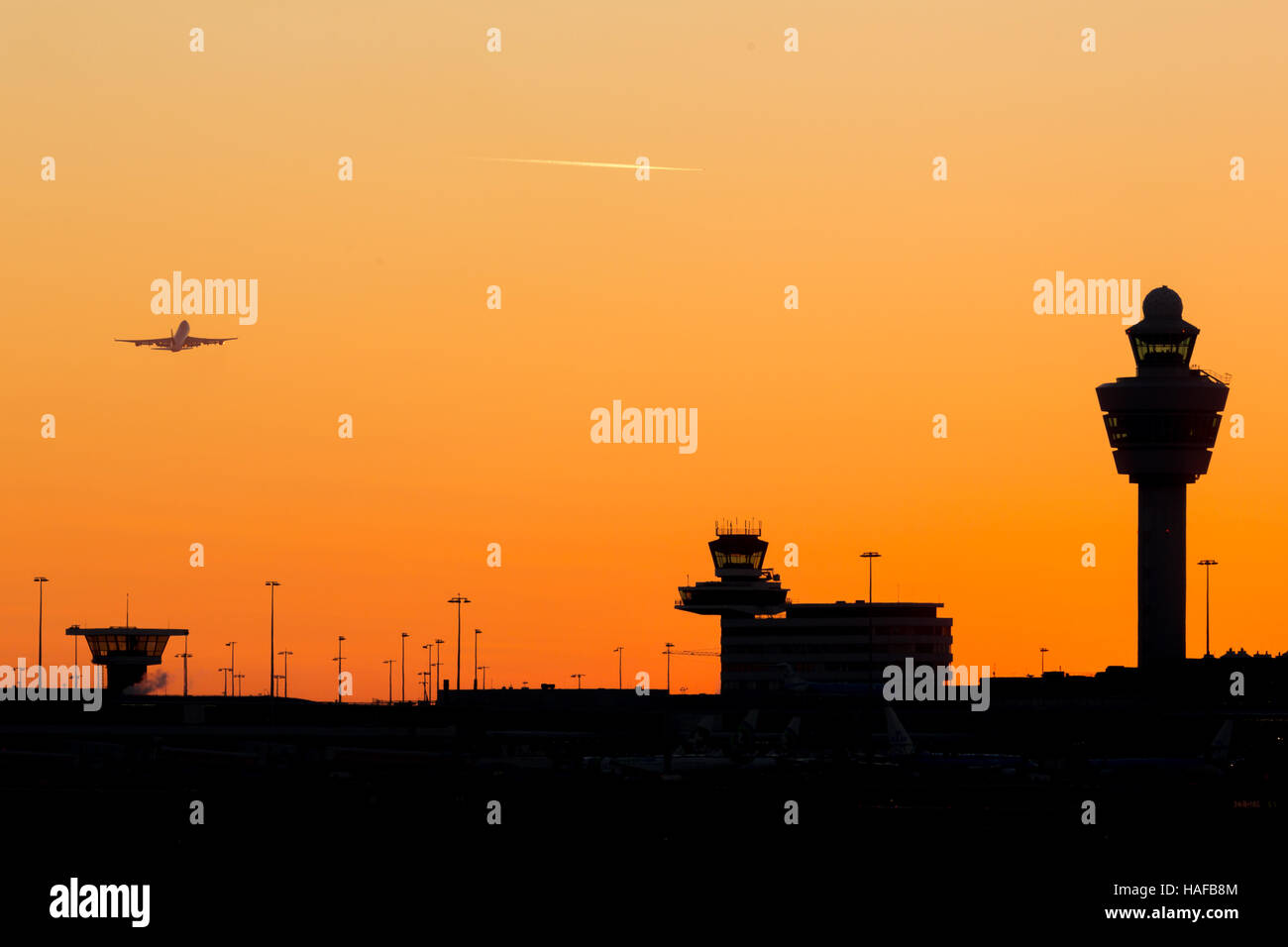 El aeropuerto de Amsterdam-Schiphol atardecer en un cielo claro Foto de stock