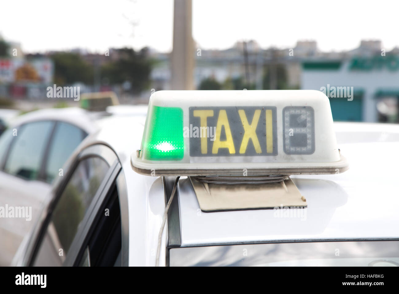Taxi con luz verde para mostrar disponibilidad Foto de stock
