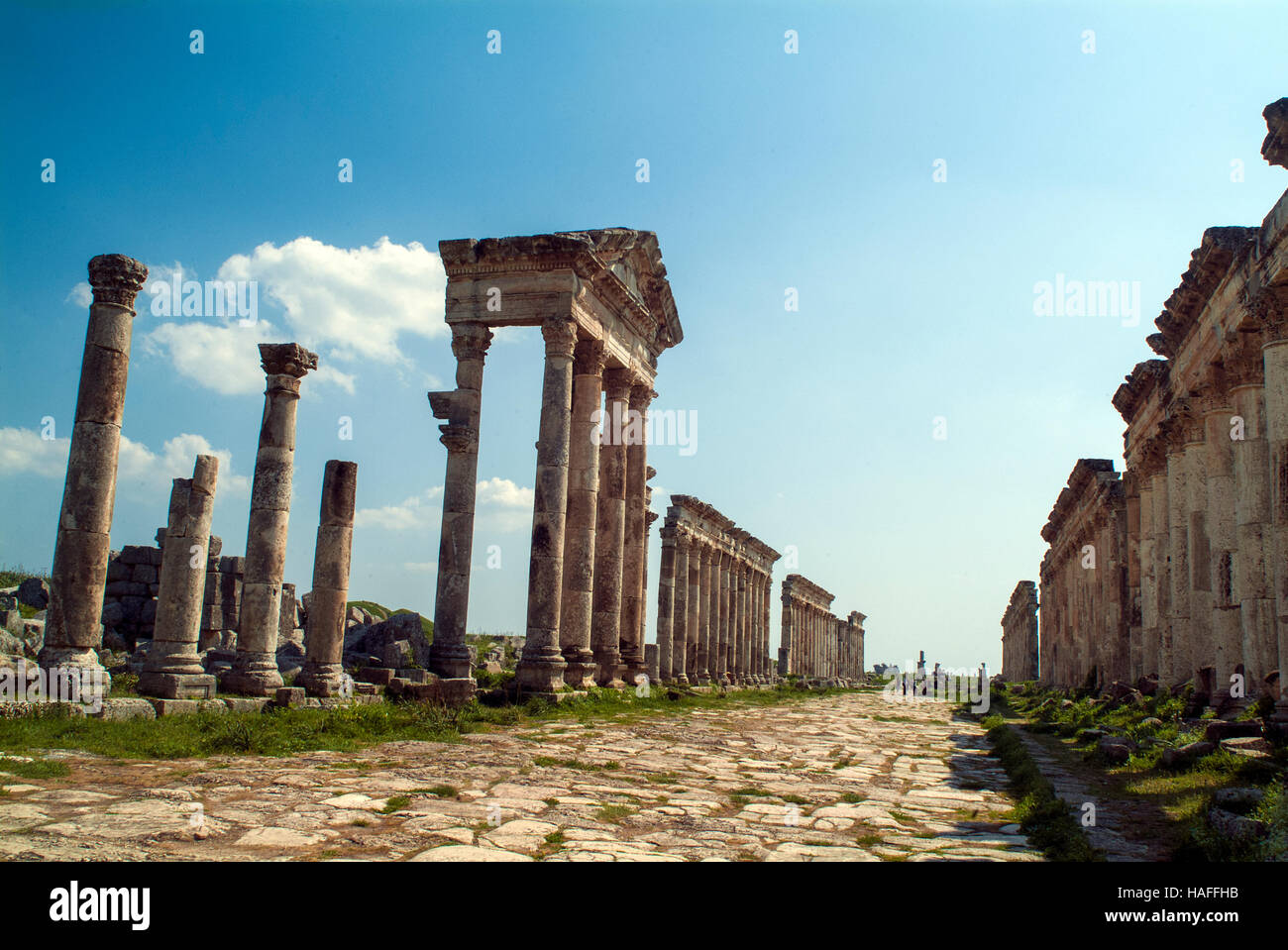 Las ruinas de la gran columnata en apamea fotografías e imágenes de