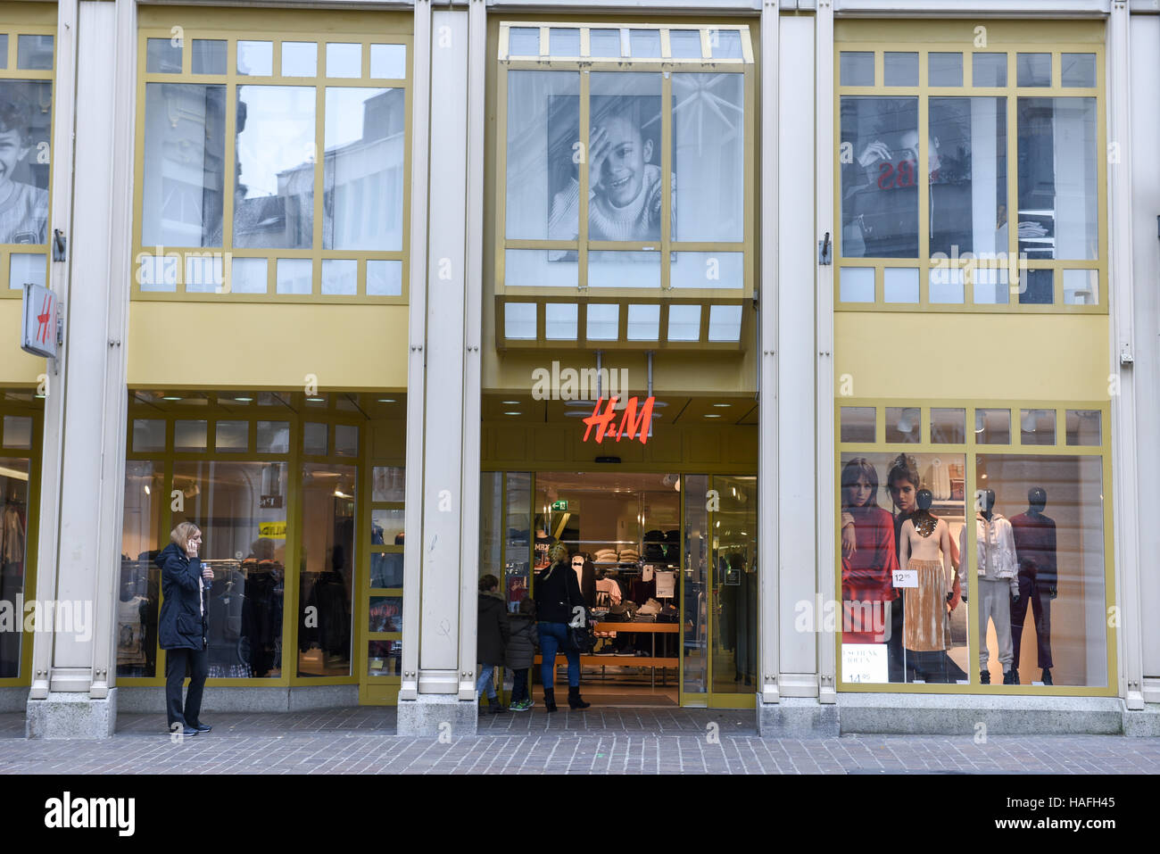 Gallen, Suiza - 23 de noviembre de 2016: H&M tienda de ropa de moda en el  centro comercial de San Gallen en Suiza Fotografía de stock - Alamy