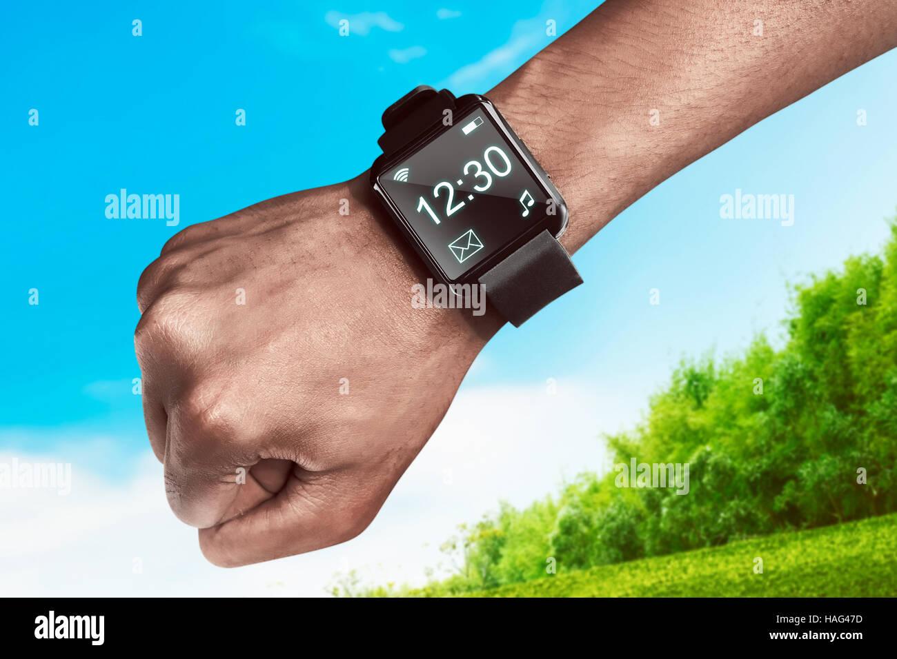Mano humana usando Smart Watch. Concepto de gadget portátil Foto de stock