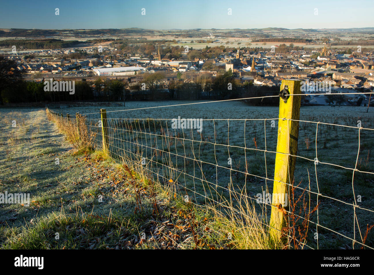Mirando hacia abajo sobre Lockerbie en una helada mañana de invierno frío sol desde mounthoolie colina sobre la ciudad, Annandale, Scotland, Reino Unido Foto de stock