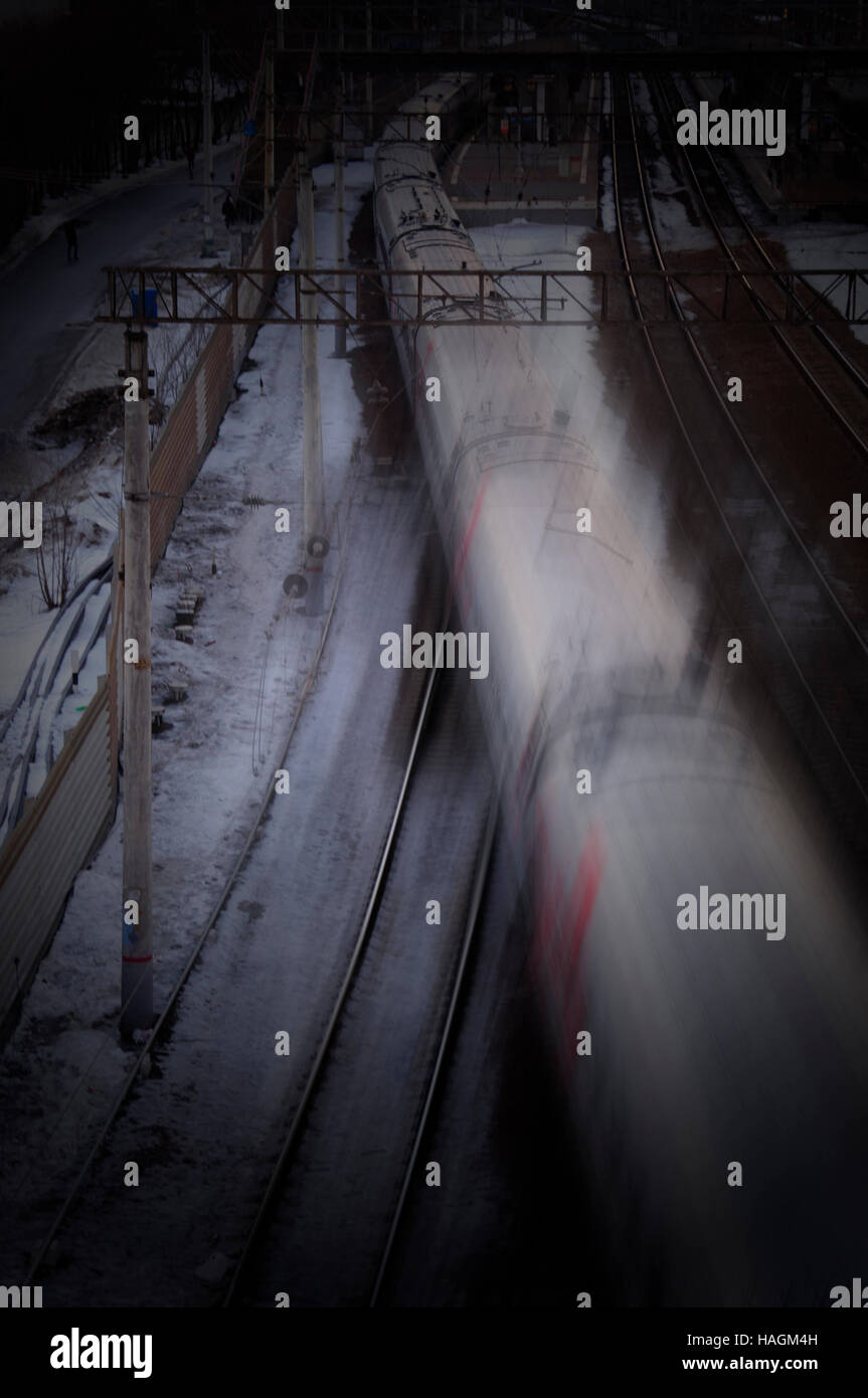 El transporte ferroviario, el desenfoque de movimiento de invierno Foto de stock
