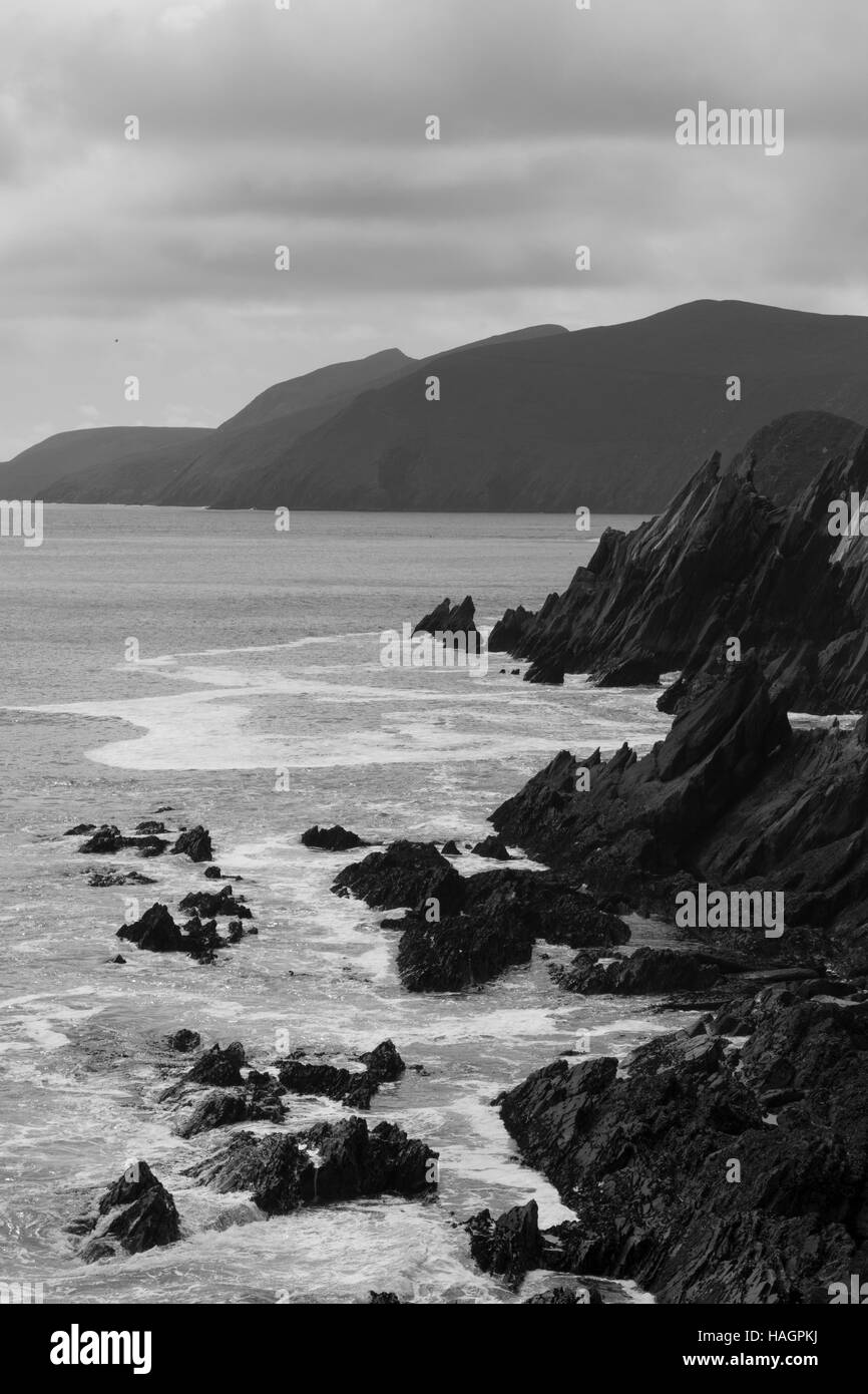 Irlanda acantilados y rocas Foto de stock