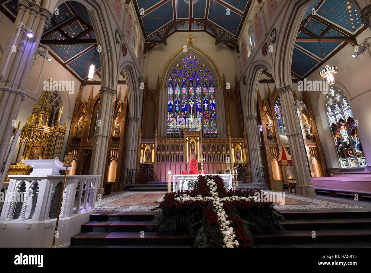San Miguel de la renovada basílica catedral de Toronto, con el altar y el tabernáculo de ambo Foto de stock