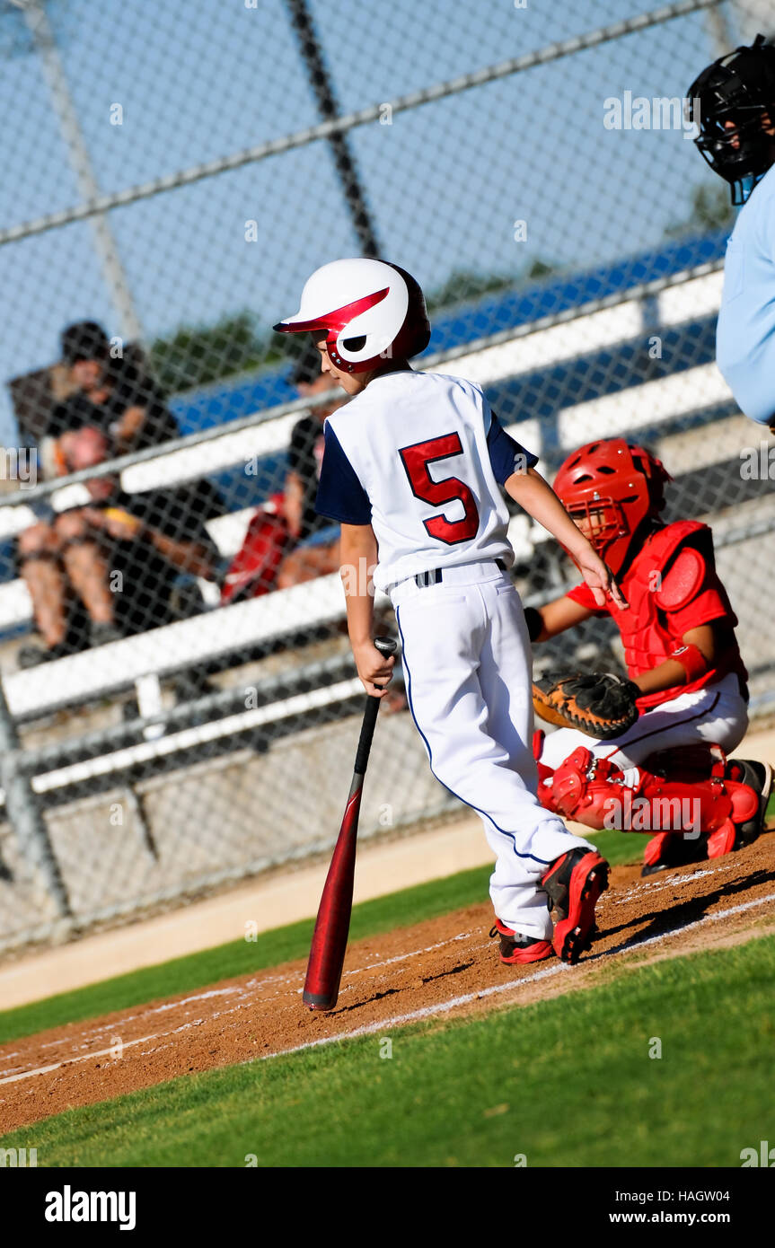 La juventud americana juego de baseball con niño aproximadamente a bat y  catcher y árbitro detrás de él en el plato de home Fotografía de stock -  Alamy