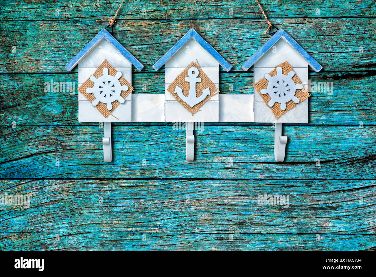 Colgador de madera con signo de marine colgar en pared de madera azul Foto de stock