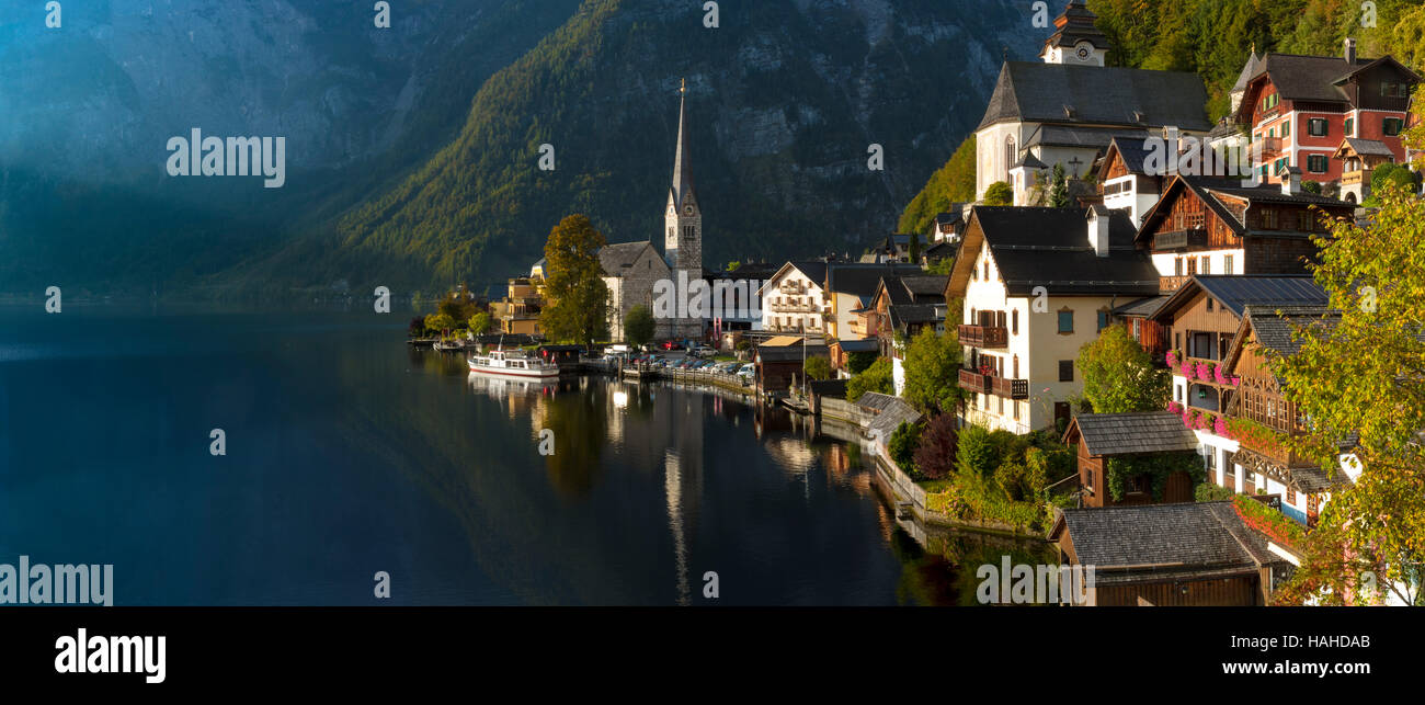 Amanecer sobre la ciudad de Hallstatt y Hallstattersee, Saltzkammergut, Austria Foto de stock