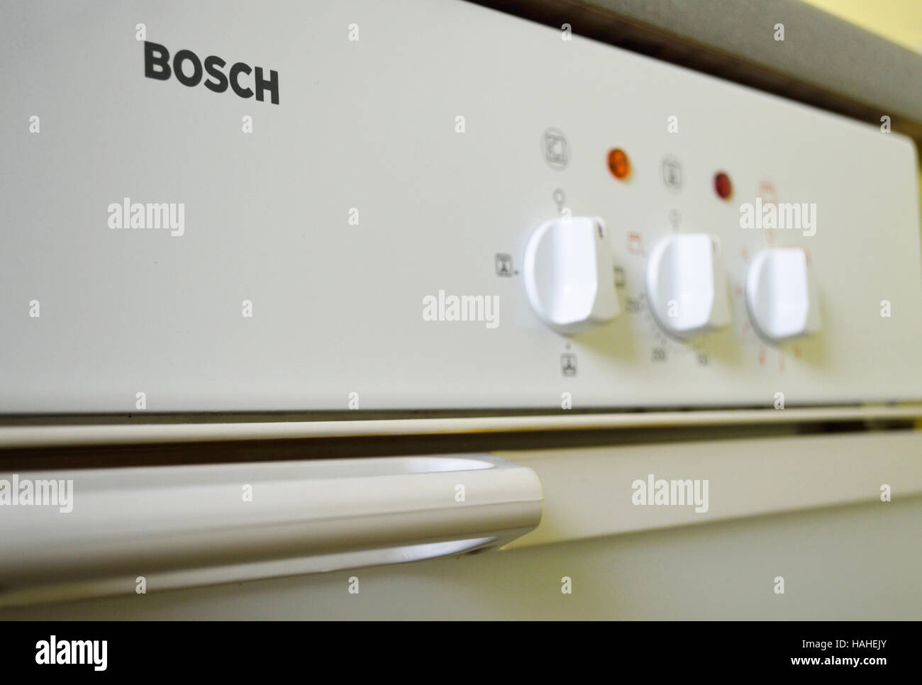 Blanco antiguo horno Bosch fue construido en los años 80 Fotografía de  stock - Alamy