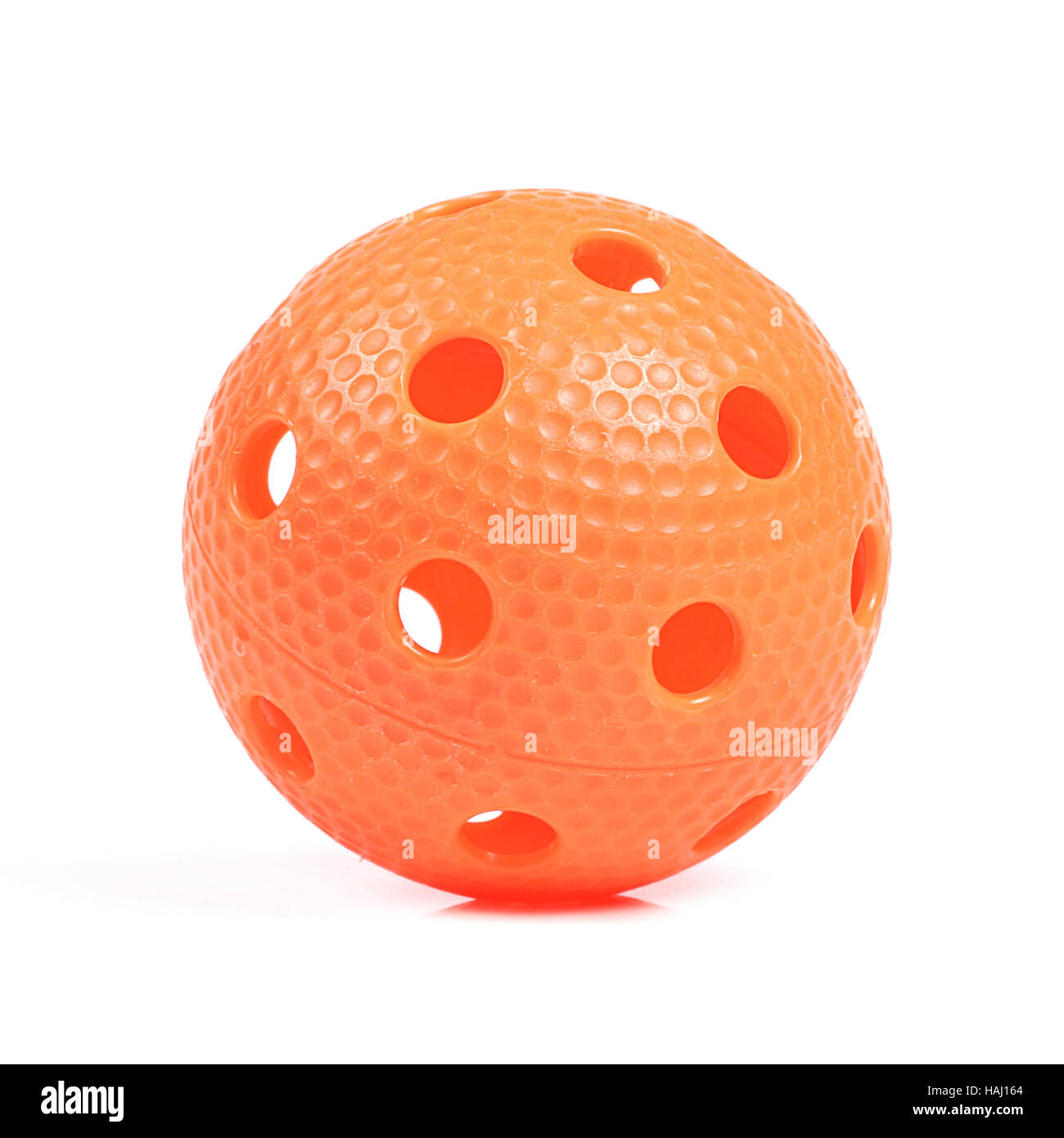 Bola de floorball naranja aislado sobre fondo blanco. Foto de stock
