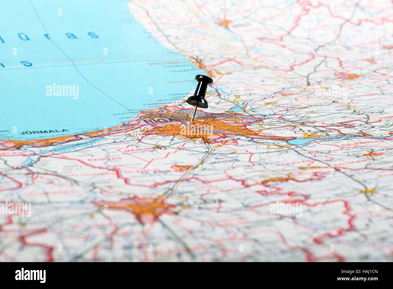 Un alfiler que muestra la ubicación de un punto de destino en un mapa Foto de stock