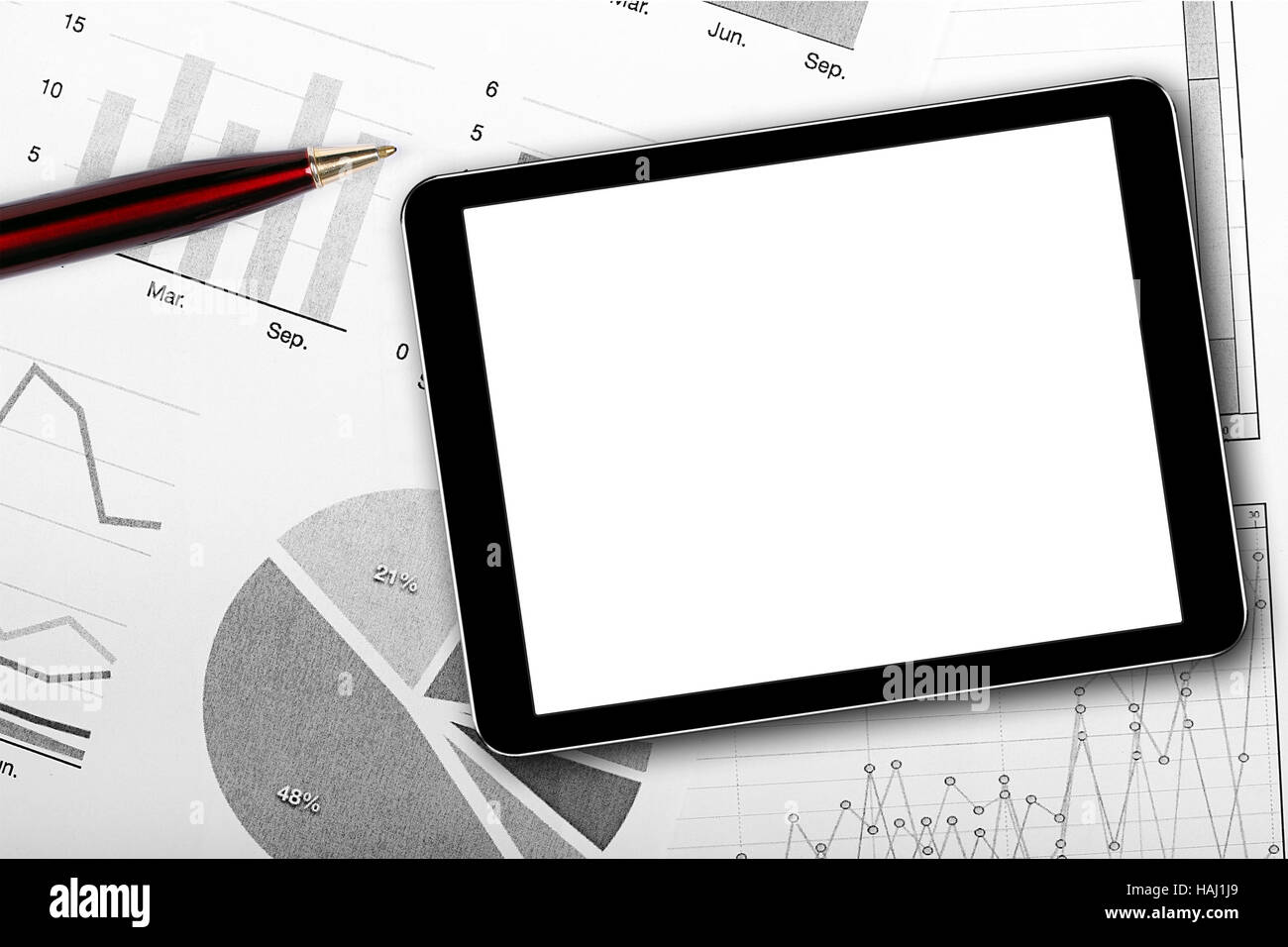 Tableta digital en blanco en los documentos de la empresa Foto de stock