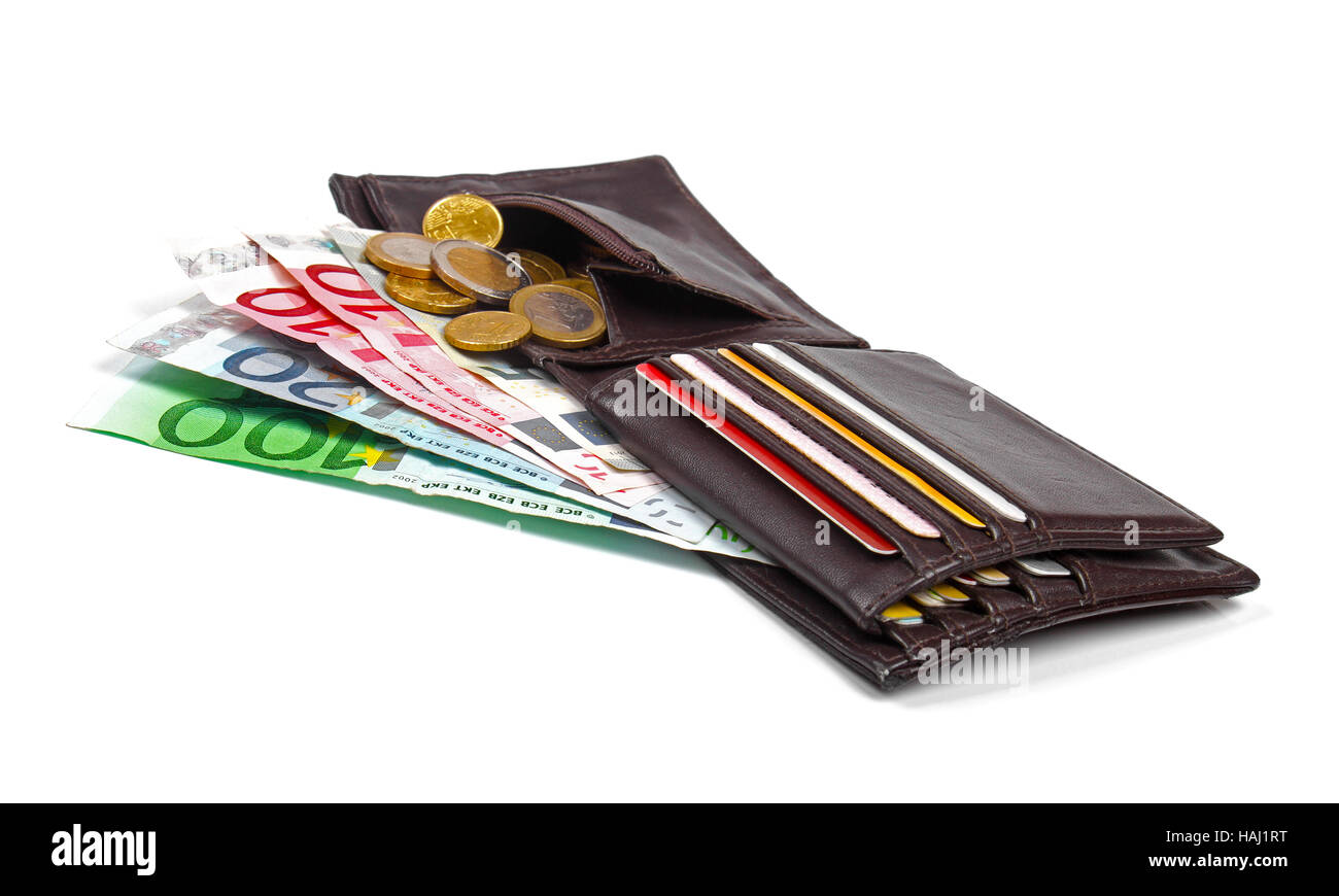 Billetera con dinero euro, monedas y tarjeta de crédito aislado sobre fondo blanco. Foto de stock