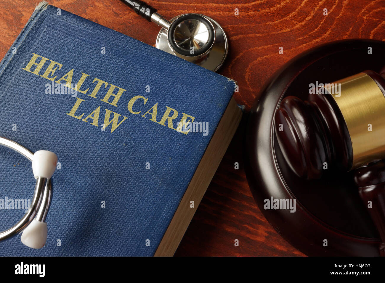 Libro con el título de Ley de atención de la Salud sobre una mesa. Foto de stock