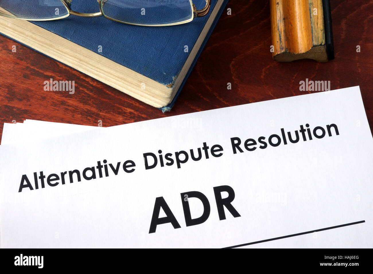 Los papeles con el título alternativo de resolución de conflictos (ADR) en una tabla. Foto de stock
