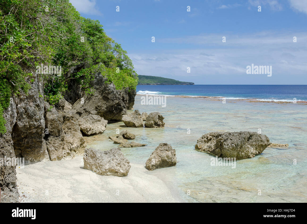 Playa de arena, rocas y arrecifes de coral, Pofitu, Niue, Pacífico Sur, Oceanía Foto de stock