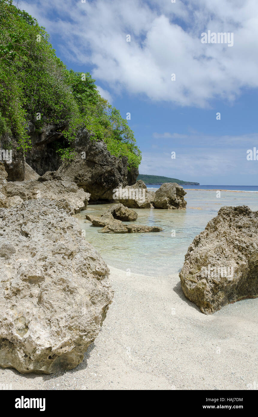 Playa de arena, rocas y arrecifes de coral, Pofitu, Niue, Pacífico Sur, Oceanía Foto de stock