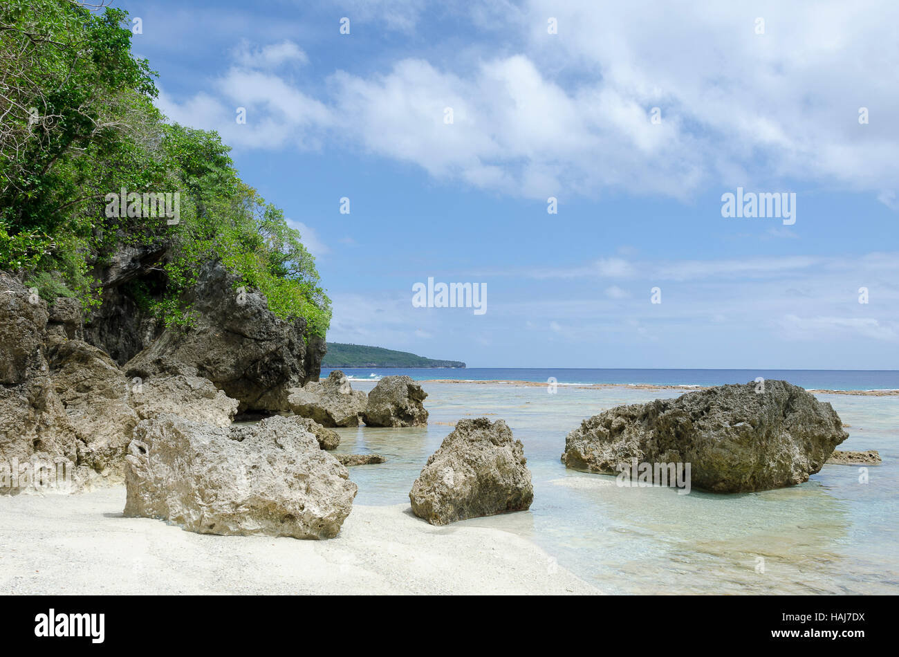 Playa de arena, rocas y arrecifes de coral, Pofitu, Niue, Pacífico Sur, Oceanía Foto de stock