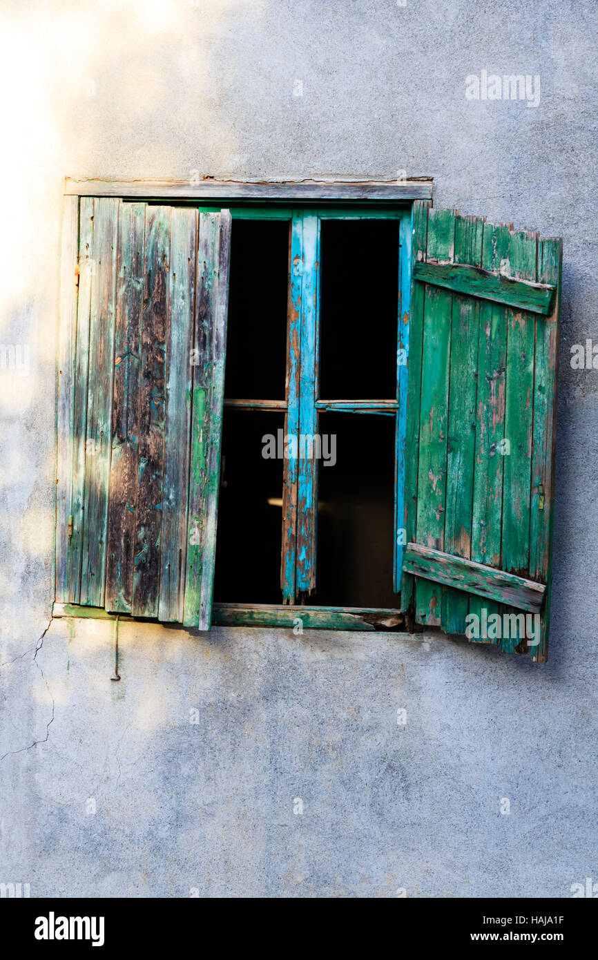 Viejas persianas de ventana, Limassol, Chipre jardines municipales Foto de stock