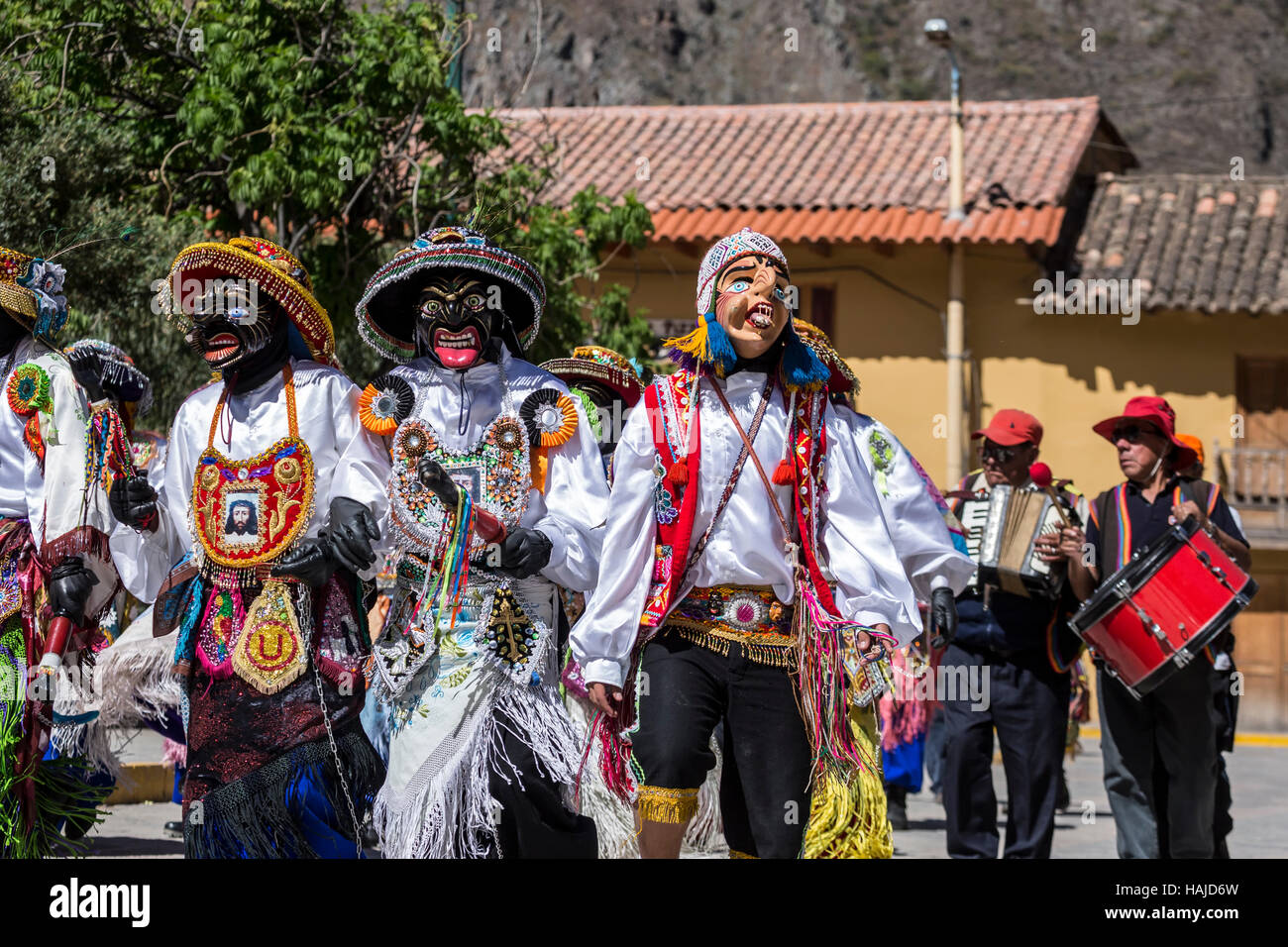 Los hombres vestían trajes coloridos durante la procesión religiosa, Ollantaytambo, Cusco, Perú Foto de stock