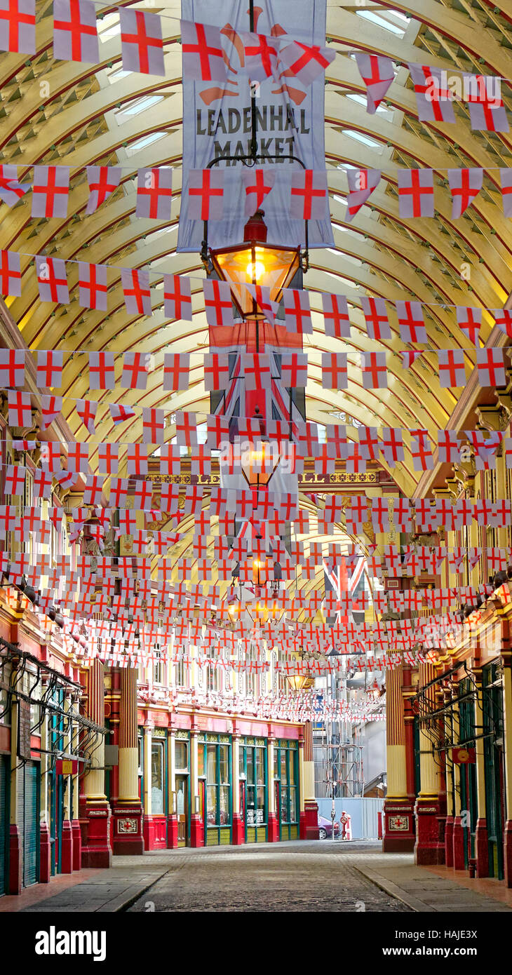 Mercado Leadenhall interior decorado con banderas de St George Foto de stock