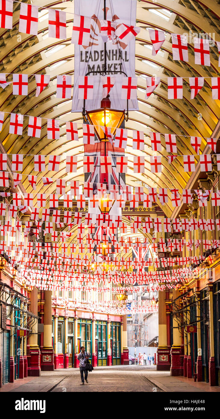 Mercado Leadenhall interior decorado con banderas de St George Foto de stock