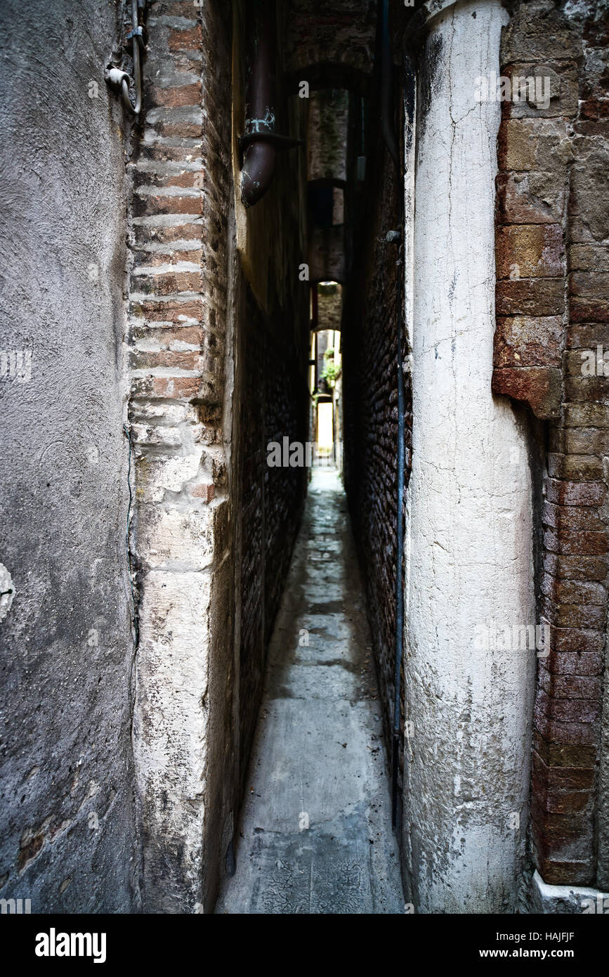 Venecia, Calle Varisco en Cannaregio, que es de 52 cm de ancho, es la calle más estrecha de la ciudad y uno de los más 3 calles estrechas en Europa. Véneto, Ital Foto de stock