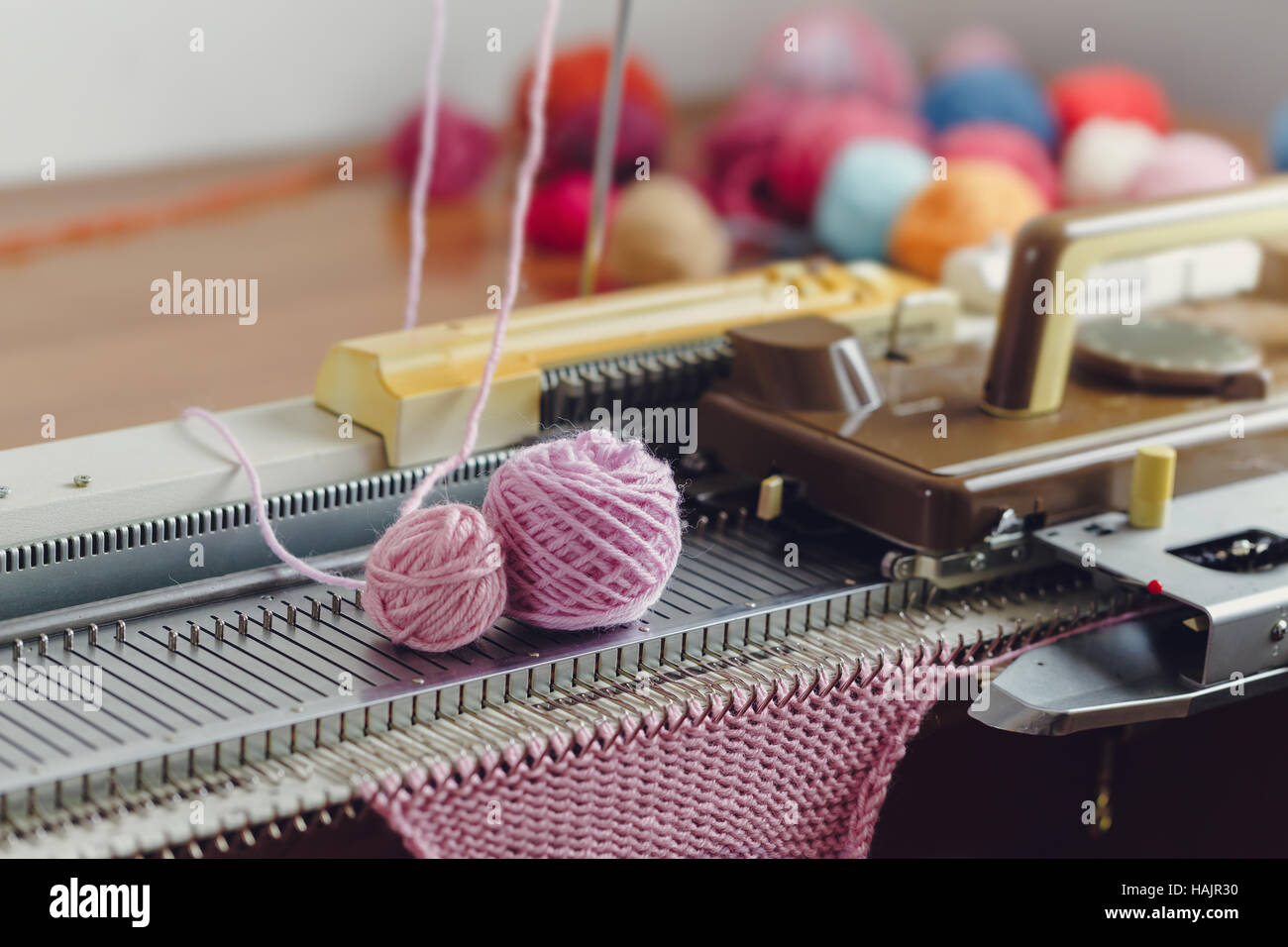 Knitting machine fotografías e imágenes de alta resolución - Alamy