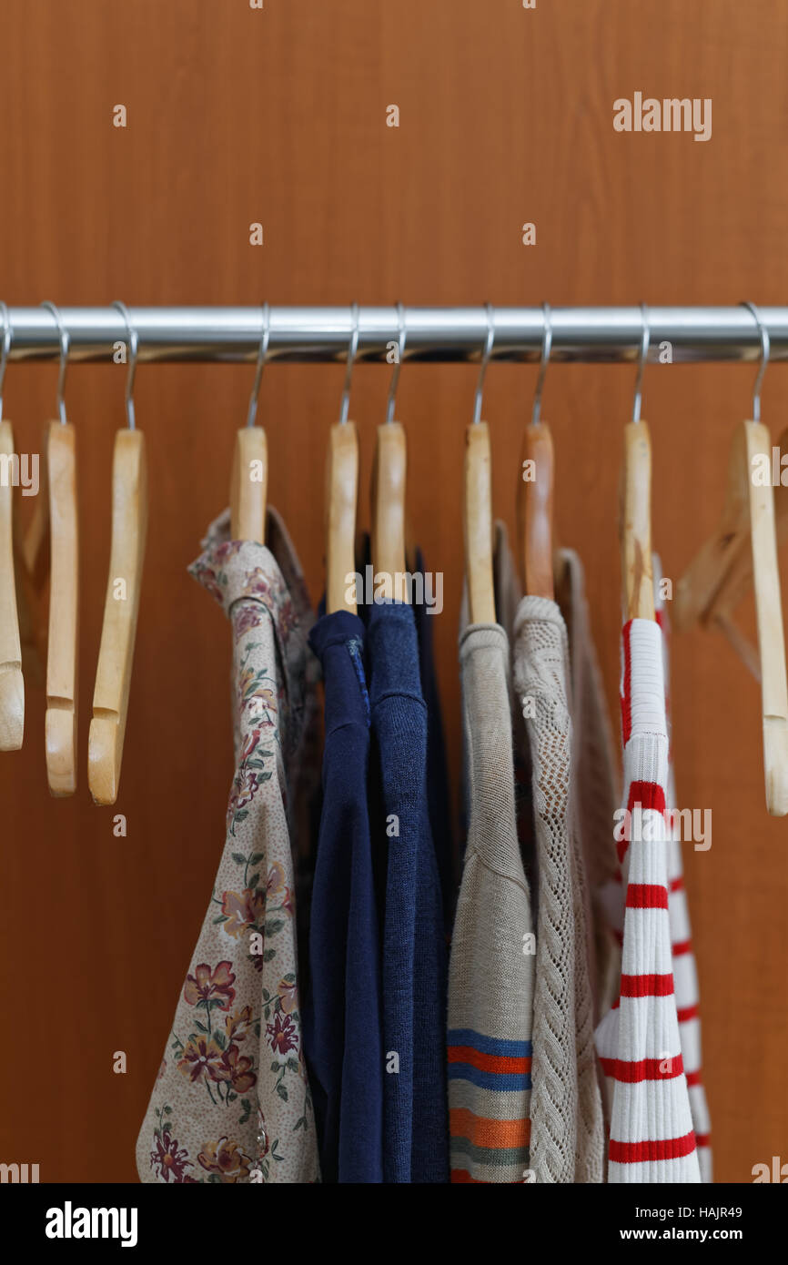 Colgadores en una tienda de ropa Fotografía de stock - Alamy