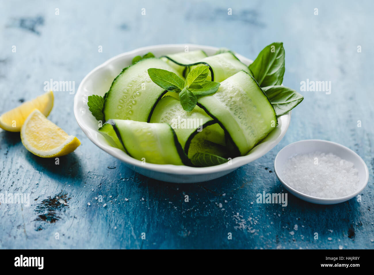 Tazón de pepino fresco y menta ensalada con limón y sal de mar Foto de stock