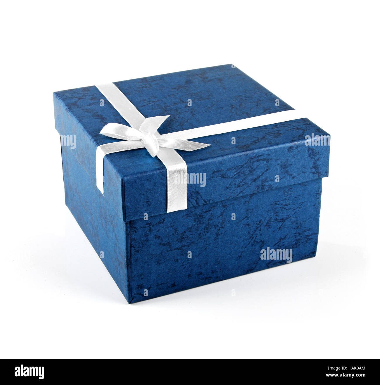 Caja de regalo azul con cinta arco aislado en blanco Foto de stock
