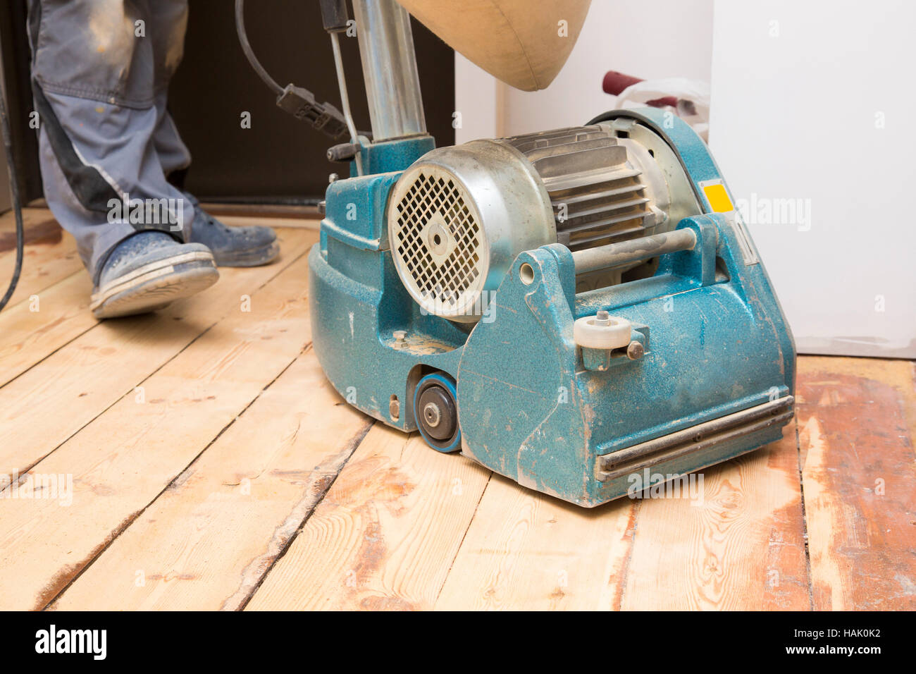 Restaurar el viejo piso de tablones con máquina de molienda Foto de stock
