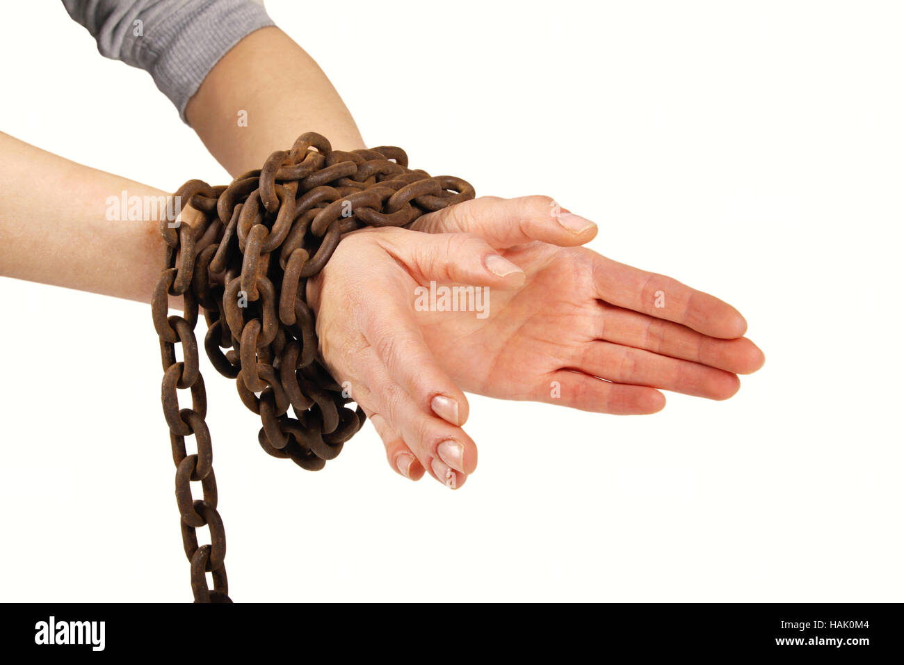 Manos atadas con la cadena, aislado en blanco Foto de stock