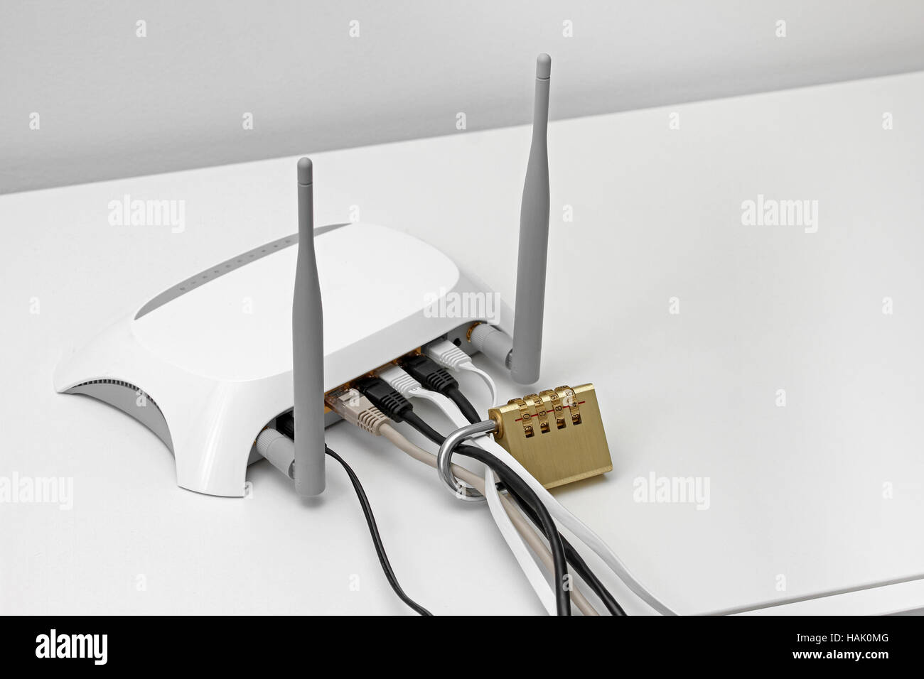Bloquea el acceso a internet el concepto - router wifi con candado Foto de stock