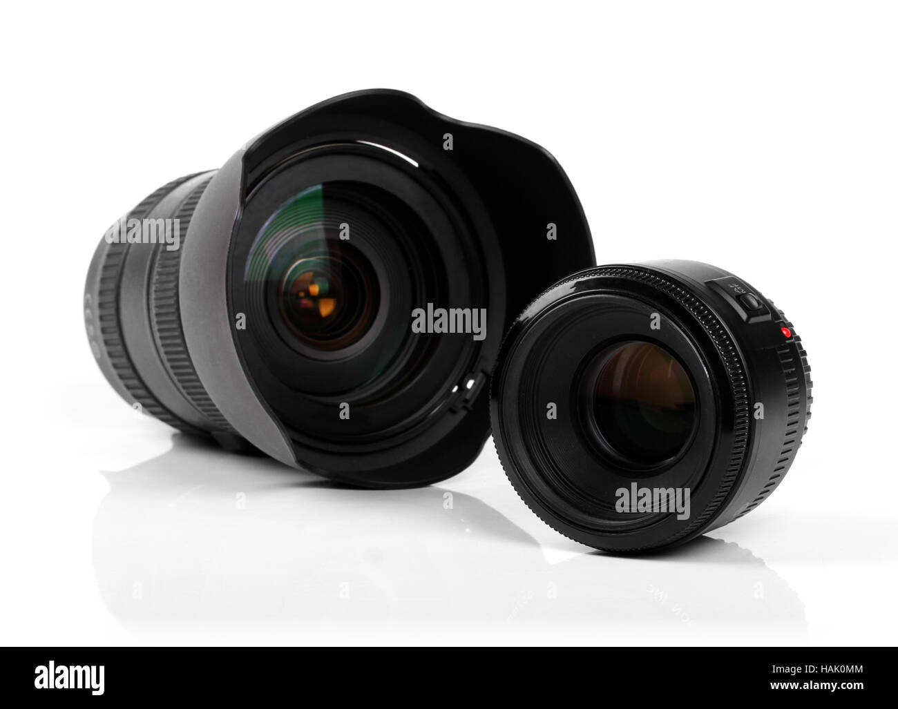 Dos lentes de cámara fotográfica aislado en blanco Foto de stock