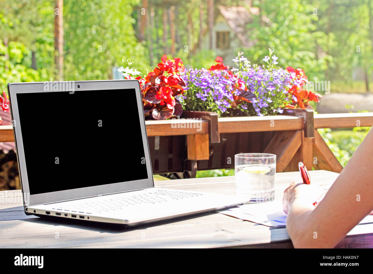 Trabajar desde casa, mesa con ordenador portátil en la terraza Foto de stock