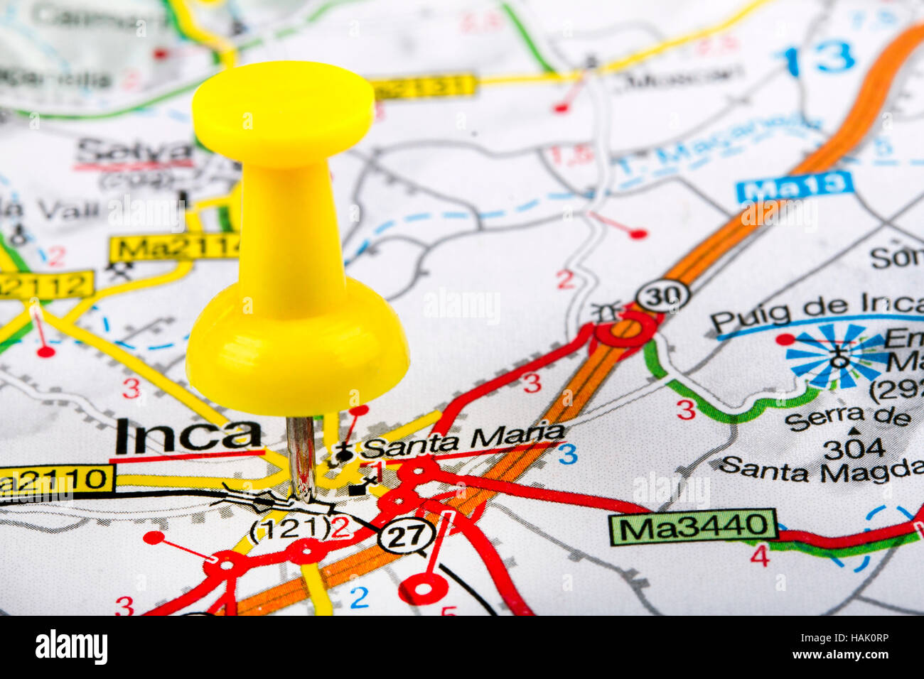 Chincheta amarilla en un mapa de destinos de viaje. Foto de stock