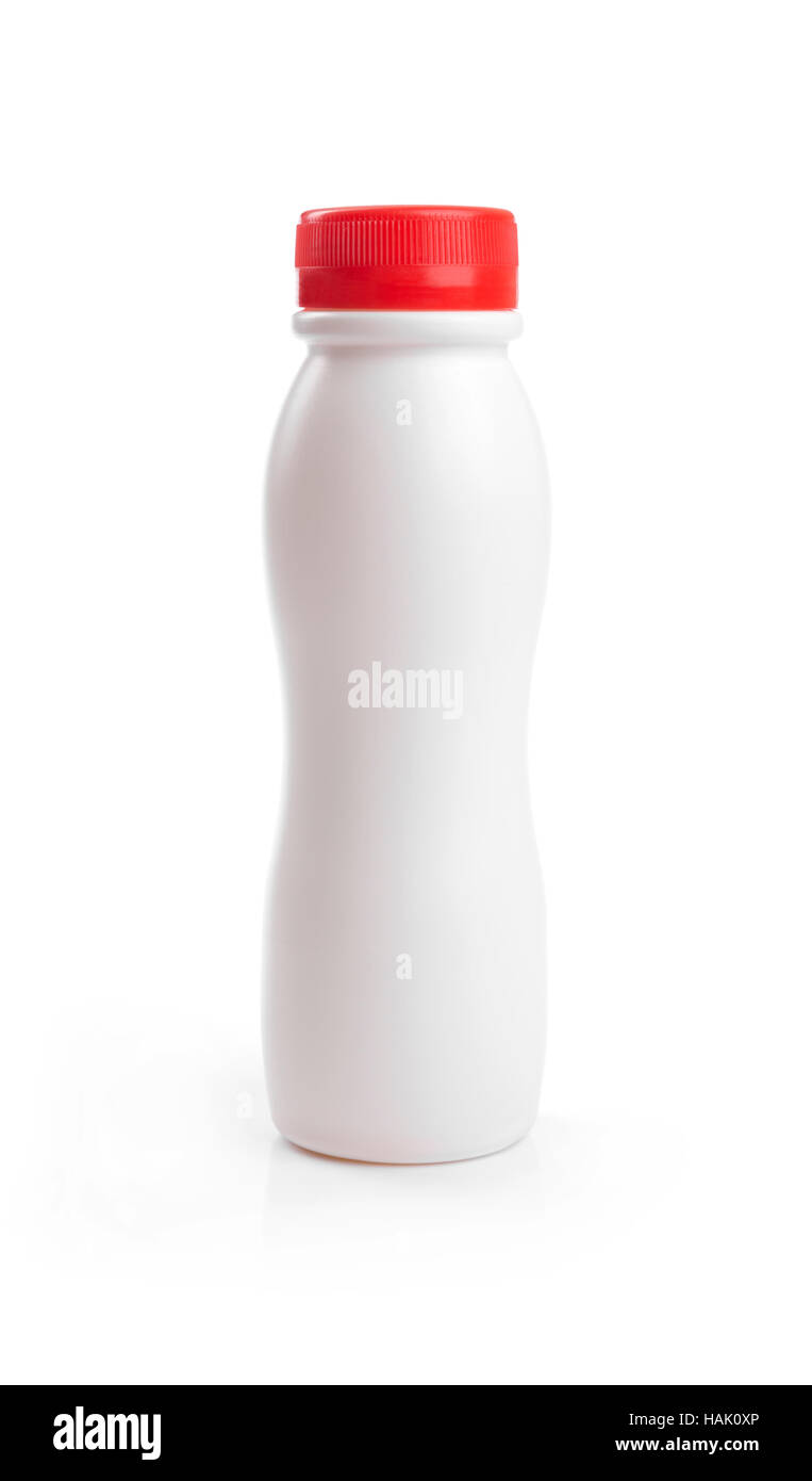 Copa de yogur blanco botella con tapón rojo aislado en blanco Foto de stock