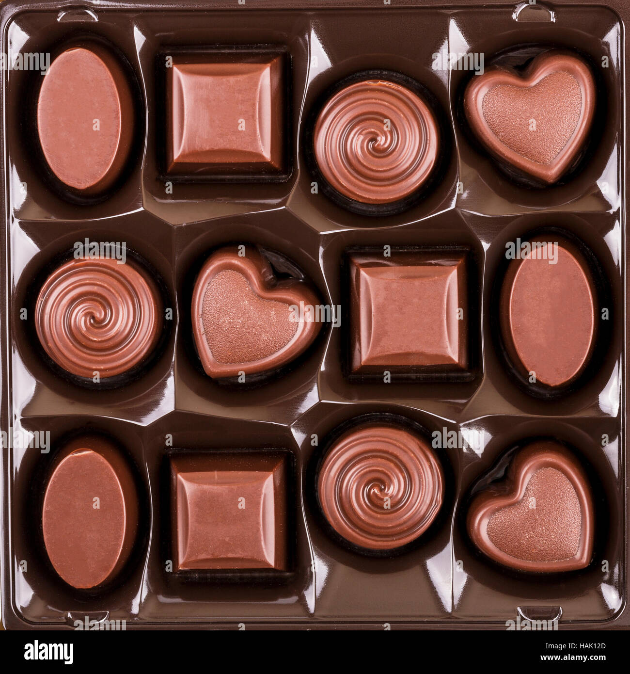 Caja de bombones de chocolate surtidos, vista superior Foto de stock