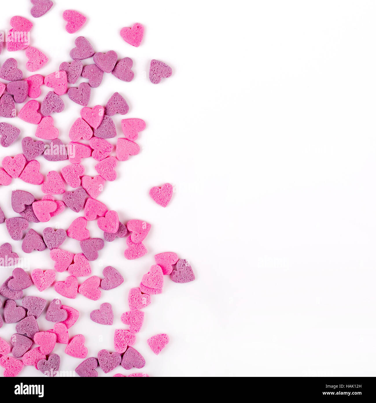 Tarjeta de felicitación romántica patrón con caramelos en forma de corazón y espacio de copia Foto de stock