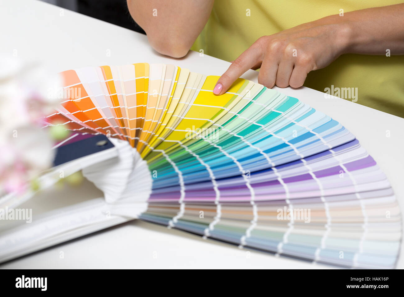 Mujer Elegir color de pintura a partir de muestras de tono Foto de stock