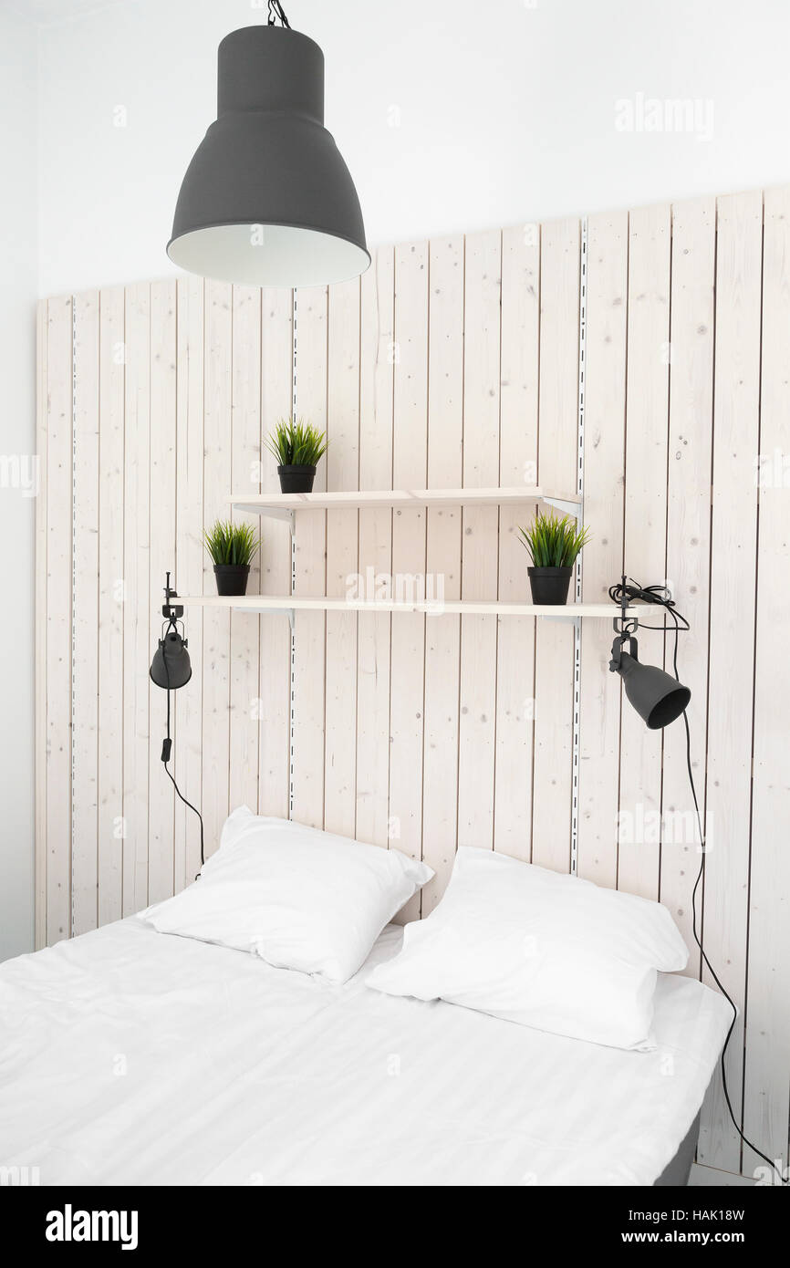 El minimalismo moderno y luminoso dormitorio estilo interior Foto de stock
