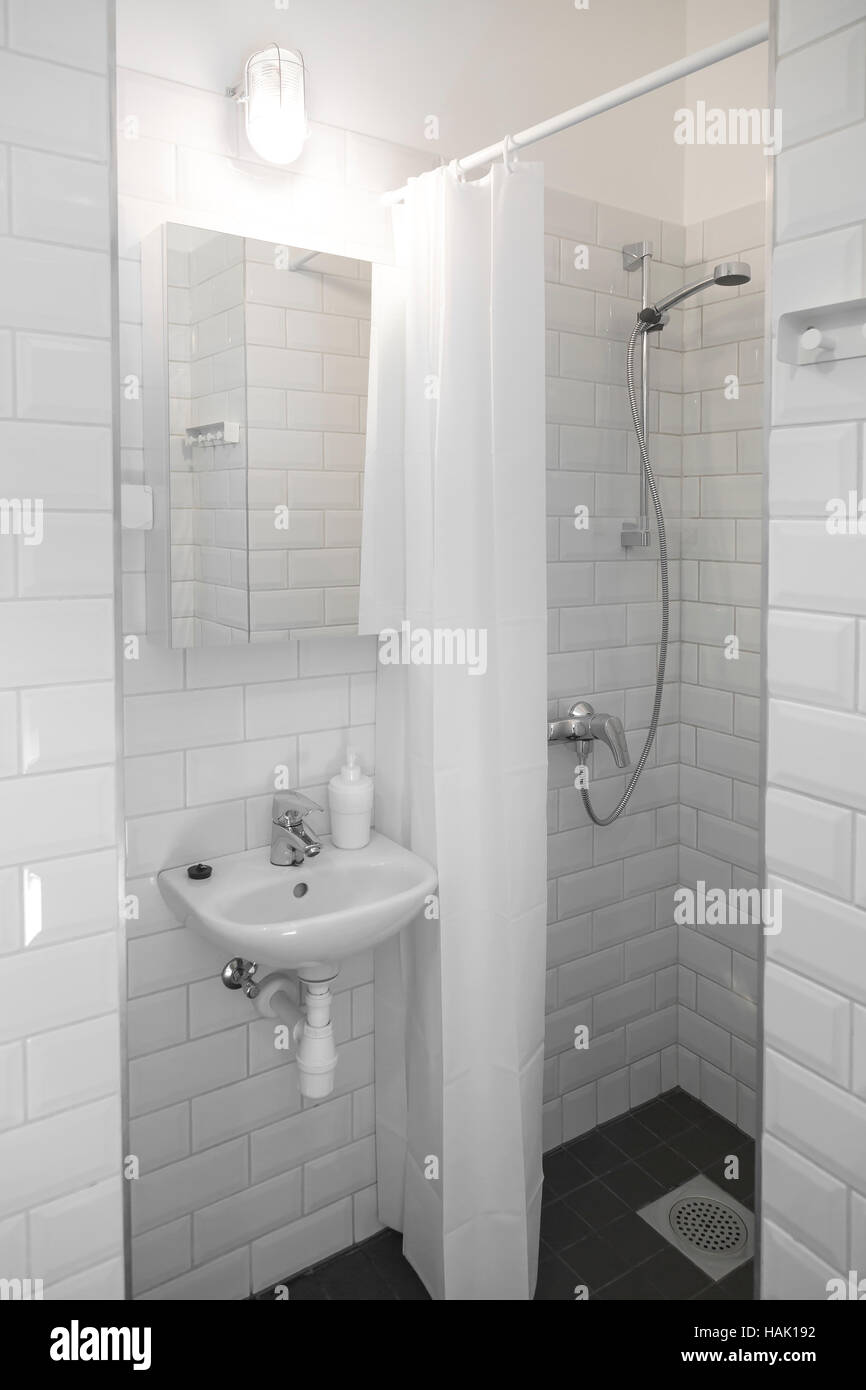 Pequeño, compacto, baño blanco interior Foto de stock