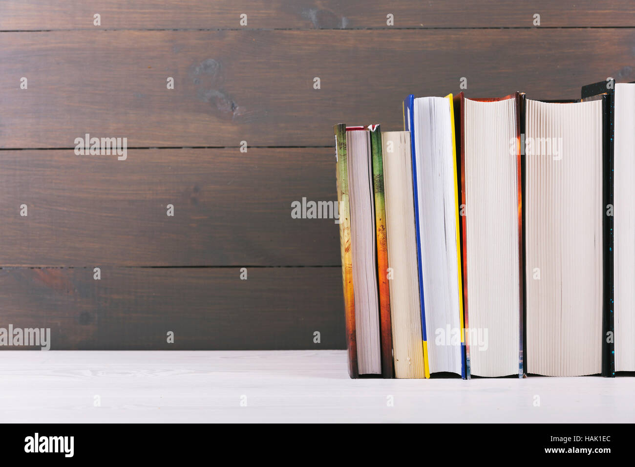 Libros sobre el estante de pared de madera con espacio de copia Foto de stock