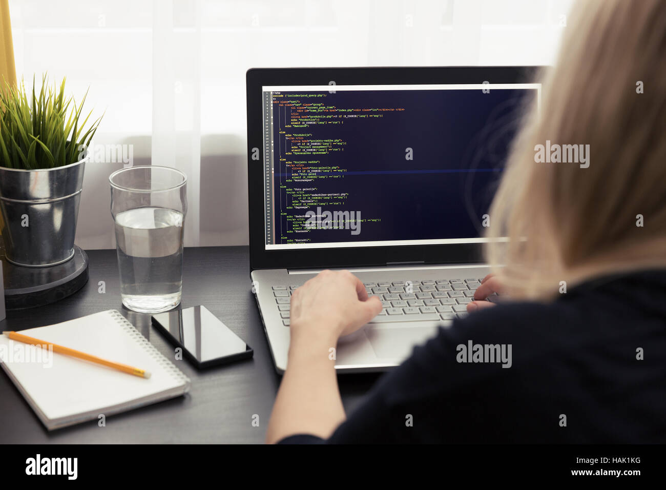 Mujer programadora freelance trabajando desde casa Foto de stock