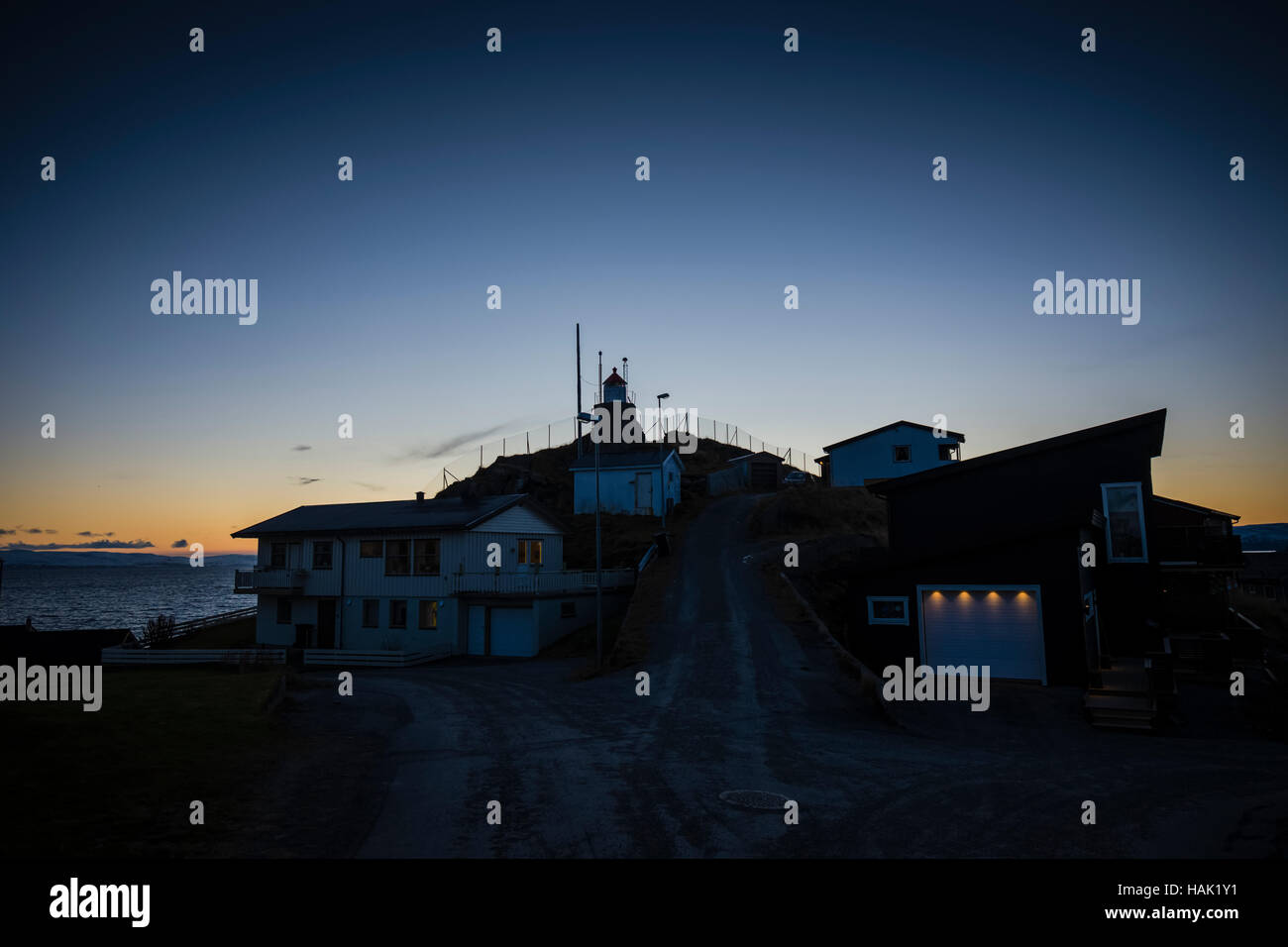 Faro Honningsvag al atardecer, en el norte de Noruega. Foto de stock