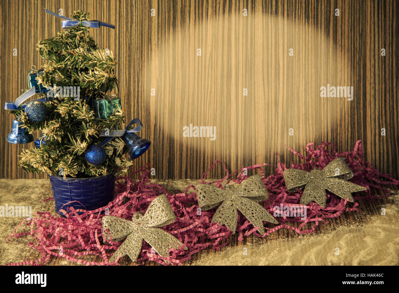 El hombre pequeño árbol de Navidad con juguetes y arcos sobre fondo de  madera para postales y saludos para la Navidad y Año Nuevo Fotografía de  stock - Alamy