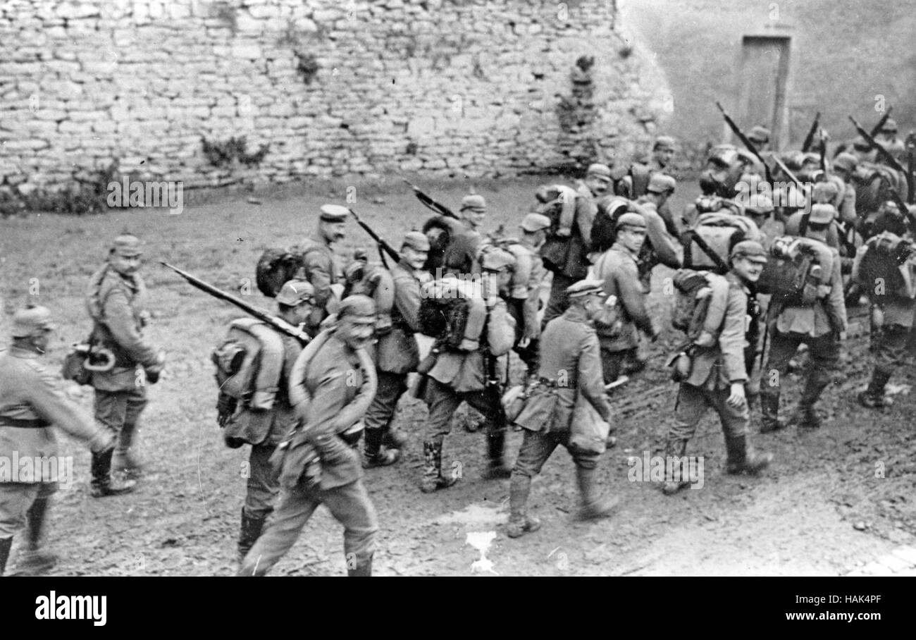 WW1 cerca de 1915 soldados alemanes portando cascos pickelhaube. Ubicación/fecha desconocida Foto de stock