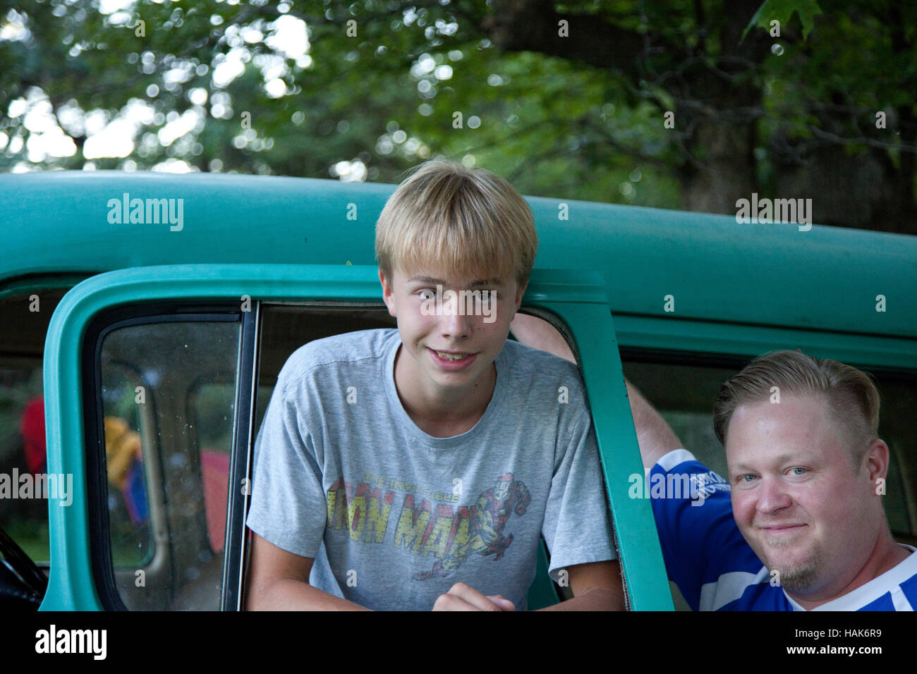 Adolescente de 13 años de edad mirando por la ventana de la camioneta Chevy vintage. Clitherall MN Minnesota EE.UU. Foto de stock